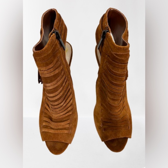 Nearly new size 7 1/2 Vince Camuto Heels - Picture 3 of 7